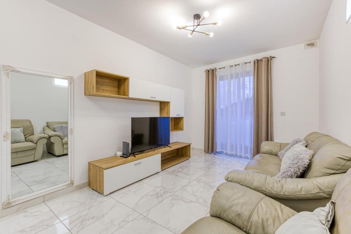 Modern 3 Bedroom In St Julians * Сент Джулианс